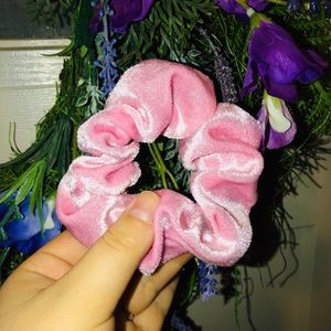 *NEW* Velvet scrunchie